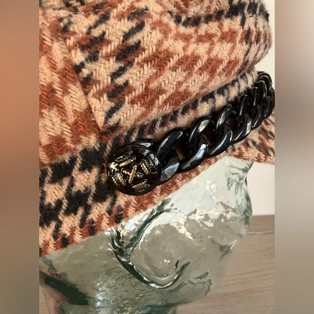 Vince Camuto Structured Houndstooth Plaid Baker Cap Newsboy Hat w/Chain Academia